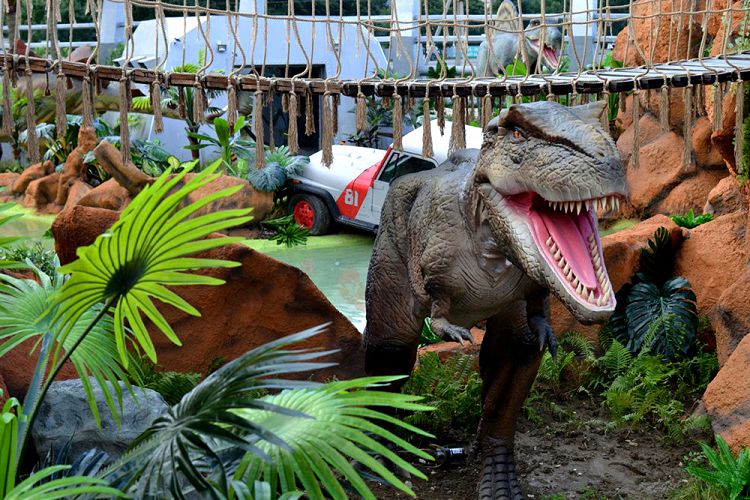 В Парке юрского периода очень интересно гулять всей семьей