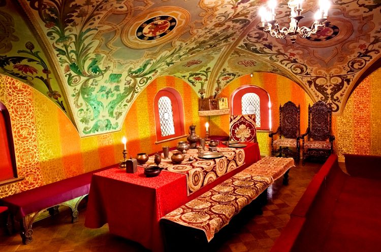 Трапезная - одна из больших и красиво оформленных помещений Палат