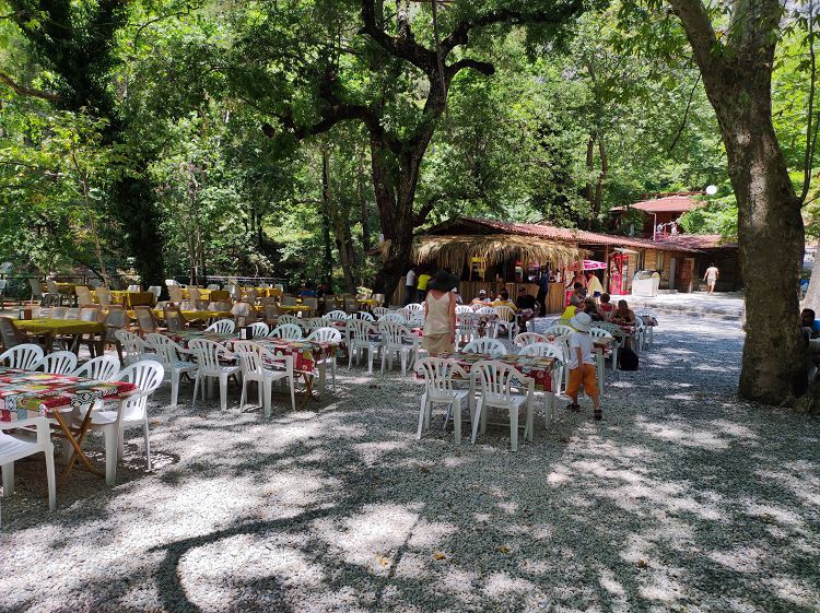 Ресторанчик при входе на территорию осмотра