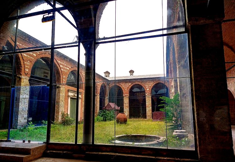 Храм имеил и внутренний открытый дворик, который сохранился до наших дней