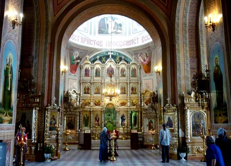 Вознесенский храм сегодня также посещают верующие, ведутся службы