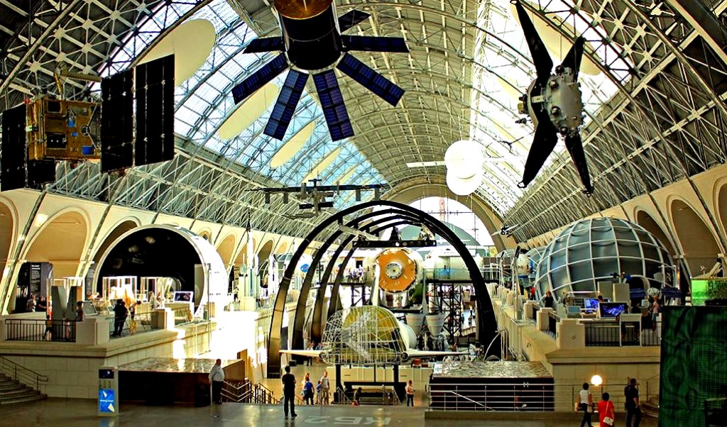 Сегодня в Павильоне "Космос" всегда много туристов