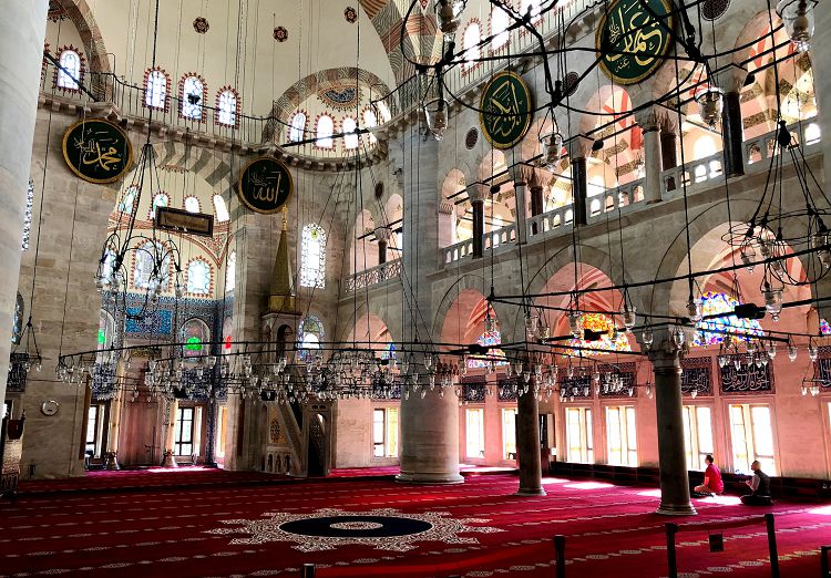 Интерьер Мечети Кылыч Али Паша поражает обилием витражей и декора