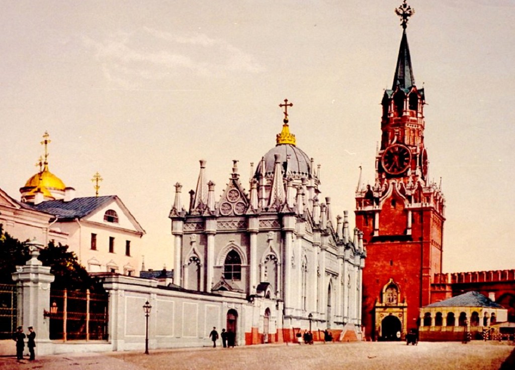 Позади Спасской башни правее от входа находился старинный Вознесенский монастырь