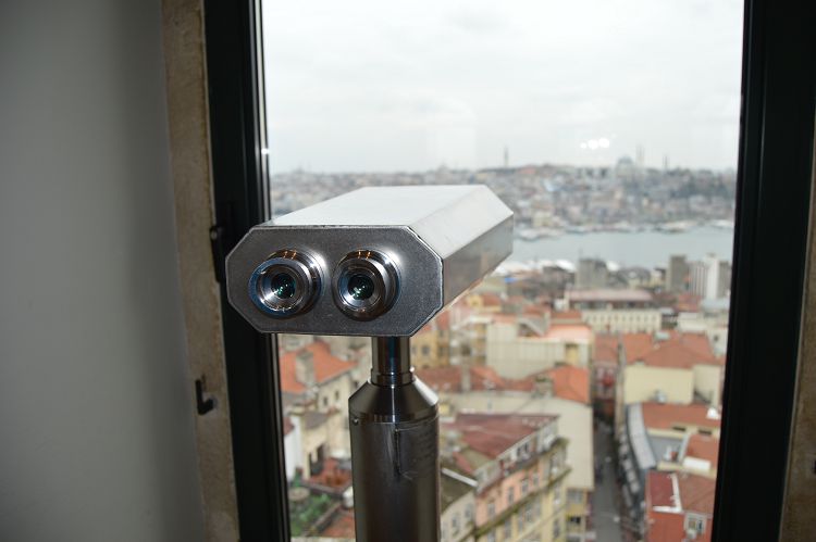 В бинокль можно рассмотреть улочки Стамбула в деталях