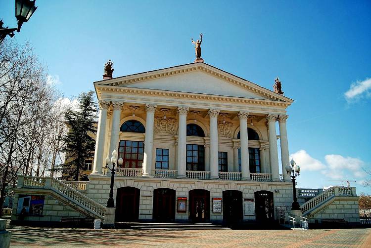 Главным городским театром считается Театр драмы им. Луначарского Главным городским театром считается Театр драмы им. Луначарского
