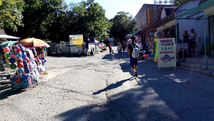 Цивилизация постепенно захватывает центральную часть бухты Инал