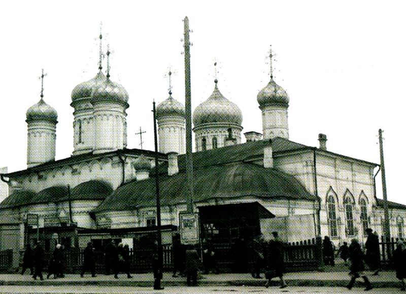 Купола "зимнего" Андреевского храма находятся на фото справа