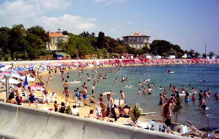Пляж Джаддебостан - один из немногих городских пляжей Стамбула