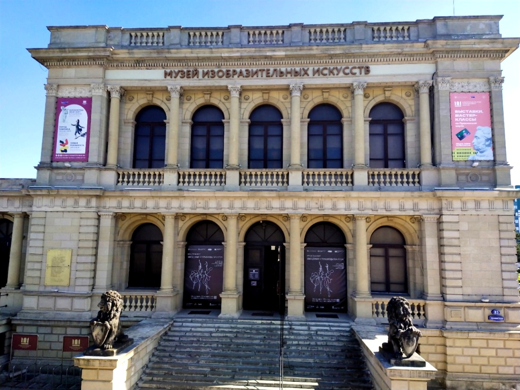 Монументальное здание бывшей торговой биржи сегодня является Музеем ИЗО