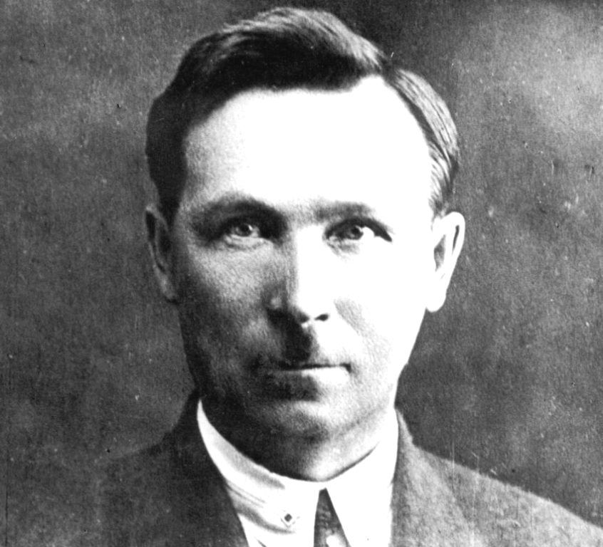 В отличие от А.Котомкина Сергей Чавайна после революции принял сторону "красных"