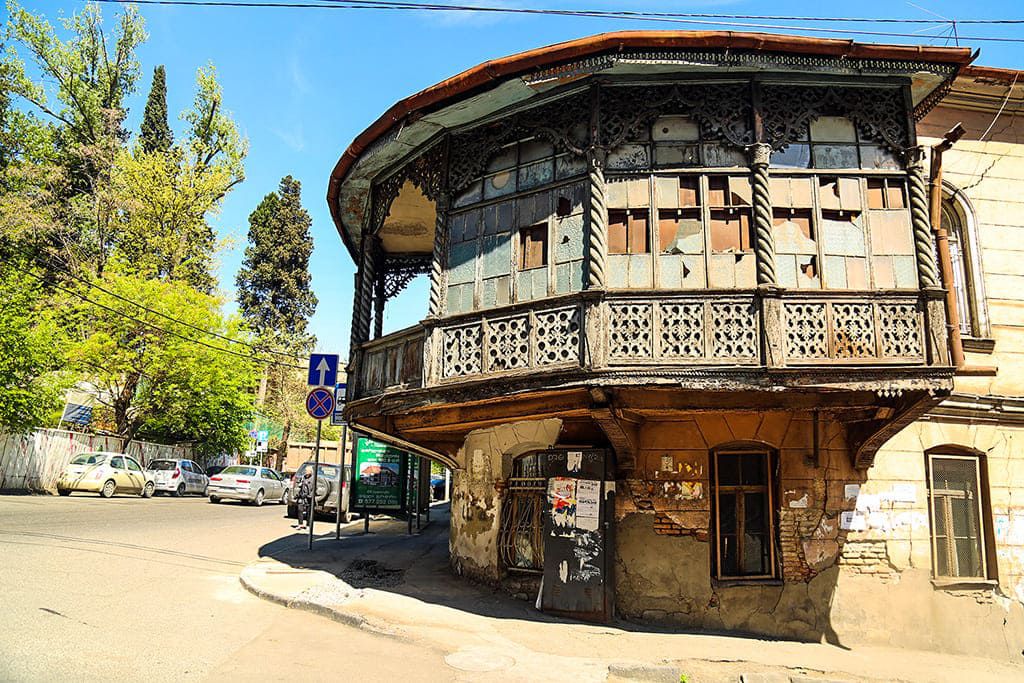 Угол на улице Шалва Дадиани