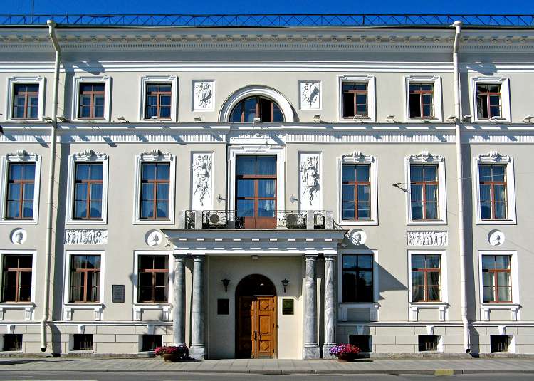 Парадный фасад дома Мятлевых содержит множество декоративных элементов Парадный фасад дома Мятлевых содержит множество декоративных элементов