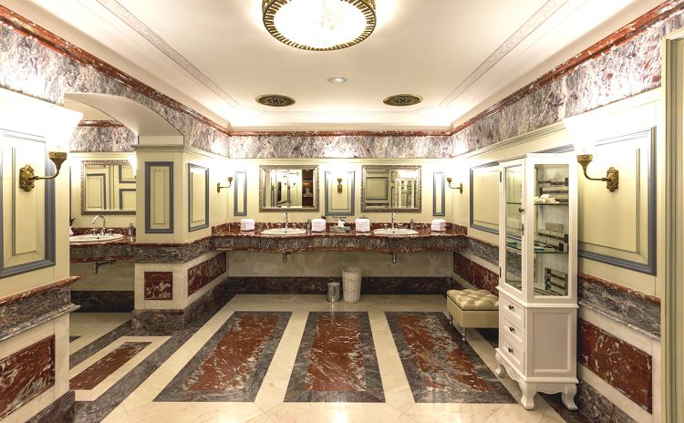 Увидеть дореволюционную роскошь туалетной комнаты - еще одна "изюминка" ГУМа