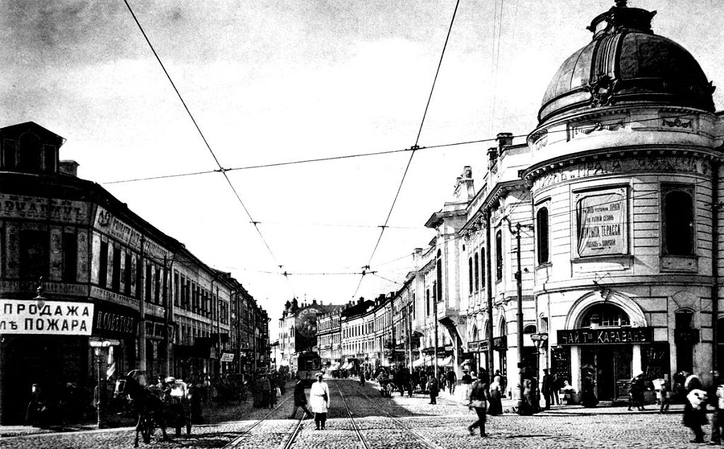 Арбат был очень многолюдной улицей с оживленным транспортным движением