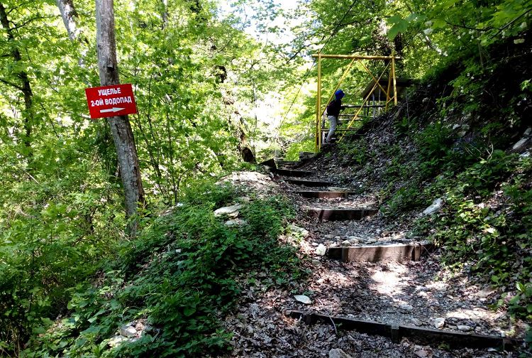 Туристические тропы у Тенгинских водопадов хорошо организованы