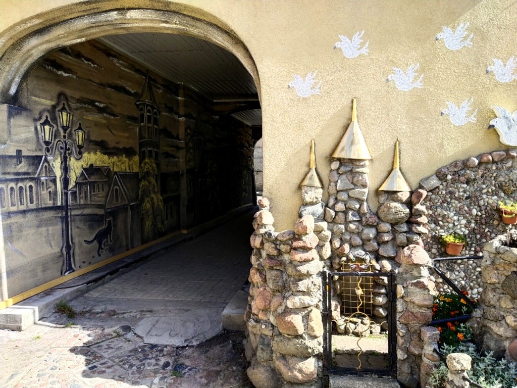 Заглянуть в Кошкин двор, чтобы увидеть кошку для исполнения желания, надо обязательно