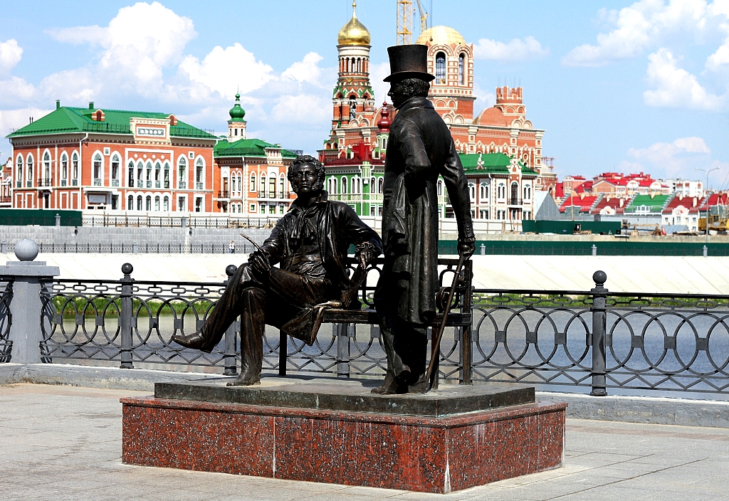 Пушкин мило беседует с Онегиным на экзотической набережной Йошкар-Олы Пушкин мило беседует с Онегиным на экзотической набережной Йошкар-Олы