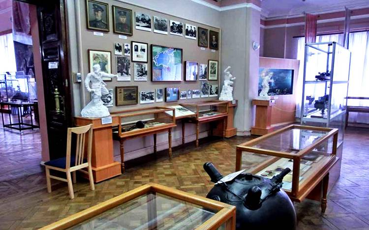 В Военно-историческом музее находятся экспонаты по истории флота  В Военно-историческом музее находятся экспонаты по истории флота