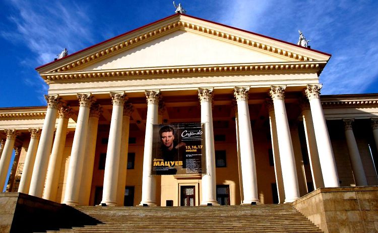 Фронтон Зимнего театра украшен скульптурами В.Мухиной