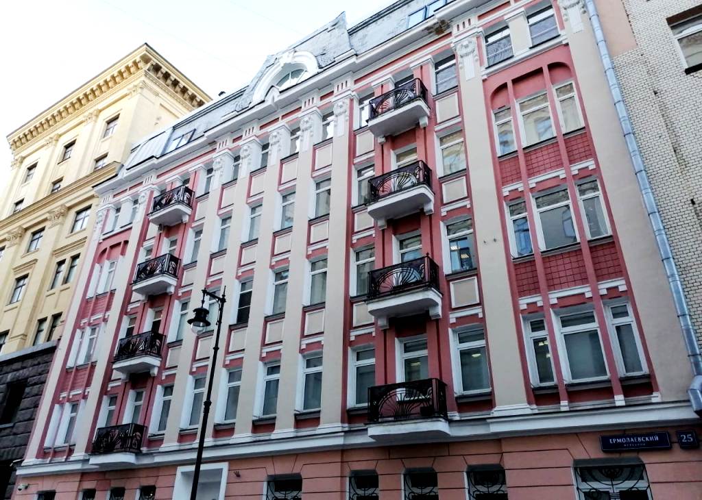 Архитектор Э.Нирнзее, тяготеющий к созданию высоток, также построил здесь много зданий