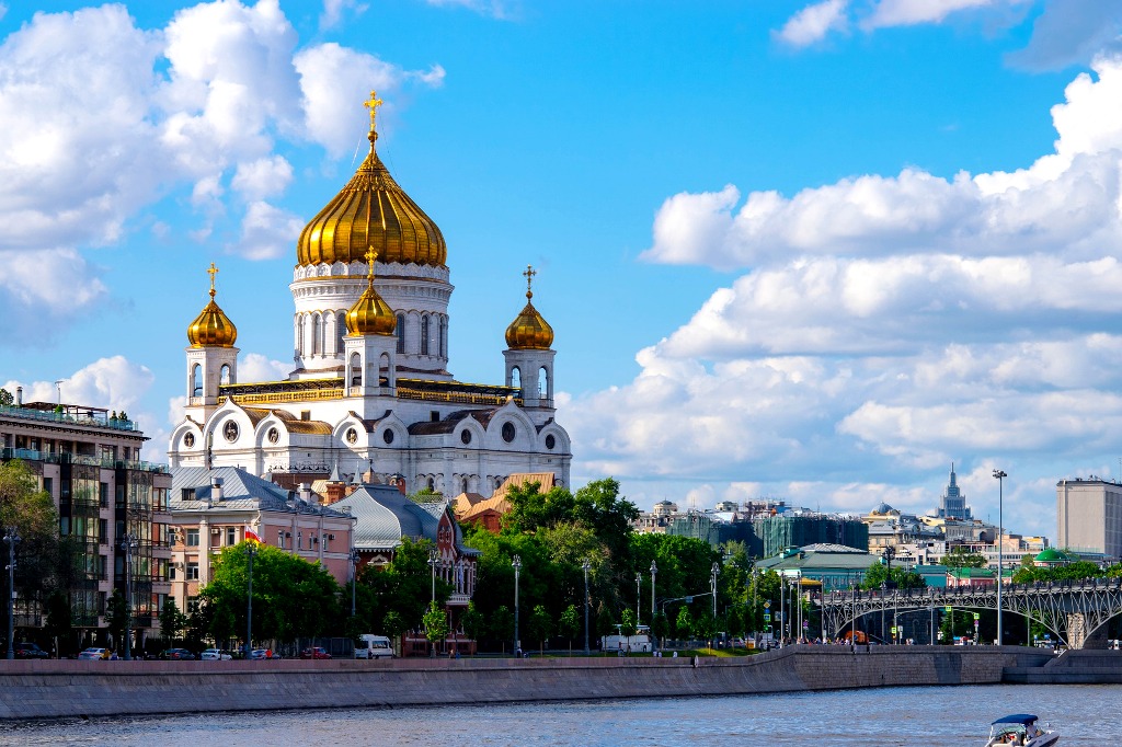 Храм Христа Спасителя - одна из интересных достопримечательностей около метро "Кропоткинская"