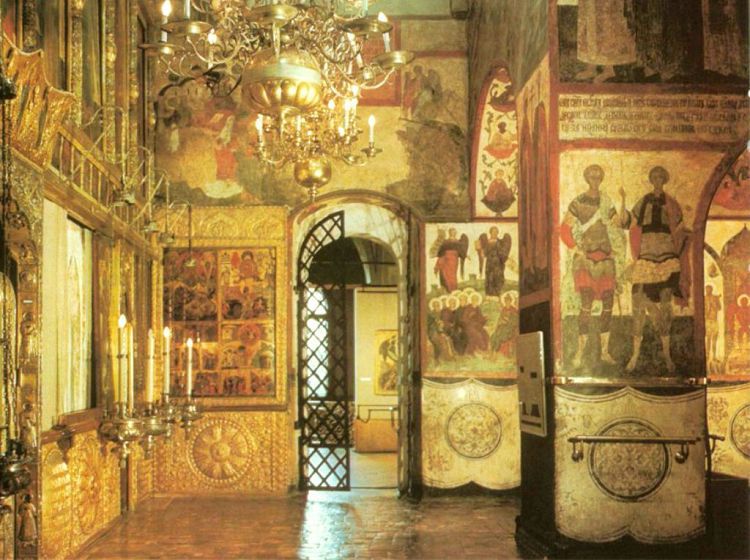 Изображения самых известных русских князей можно увидеть на столпах храма