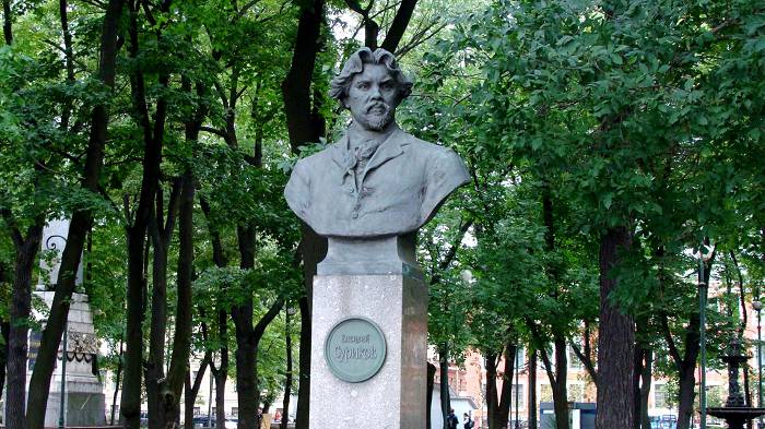 Памятник Сурикову появился в Румянцевском саду в середине 20 столетия