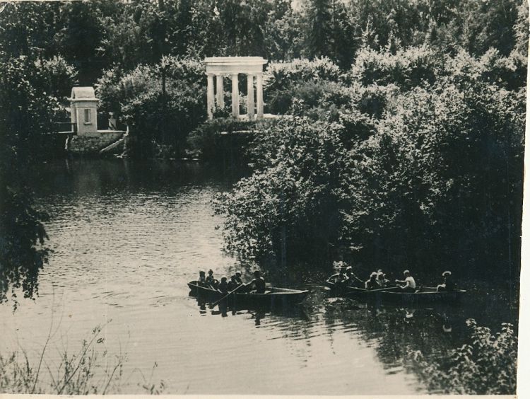 Катание на лодках по озеру