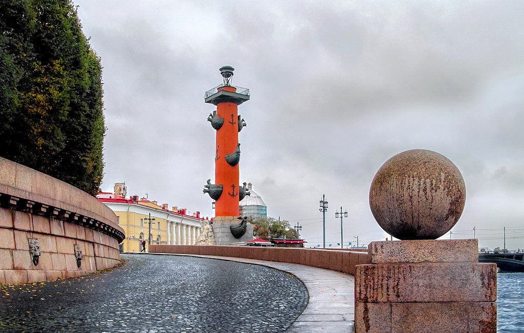 Посещение Васильевского острова начинается с его знаменитой Стрелки