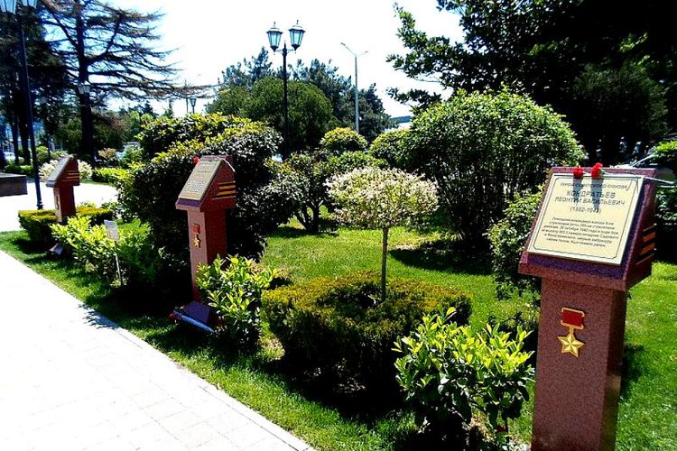 По Алее Героев надо гулять неторопясь, знакомясь с именами героев