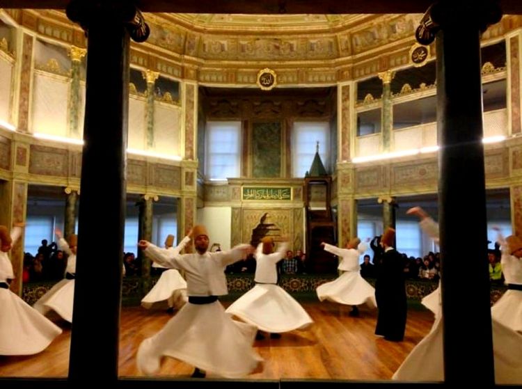 Сегодня в залах бывшей обители можно увидеть традиционный танец дервишей