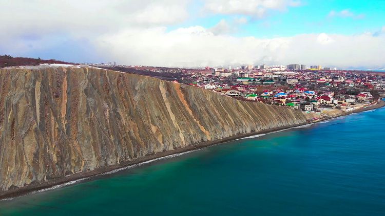 Гора Колдун закрывает поселок с западной стороны