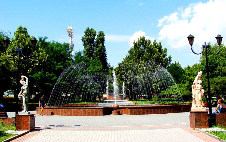 Днем сквер им.Рыбнева очень приятная зона отдыха