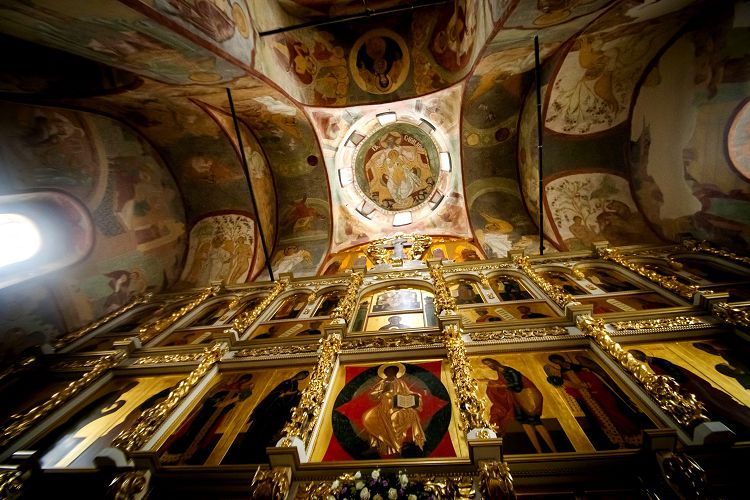 Посетить Успенский храм необходимо именно ради его уникальных фресок