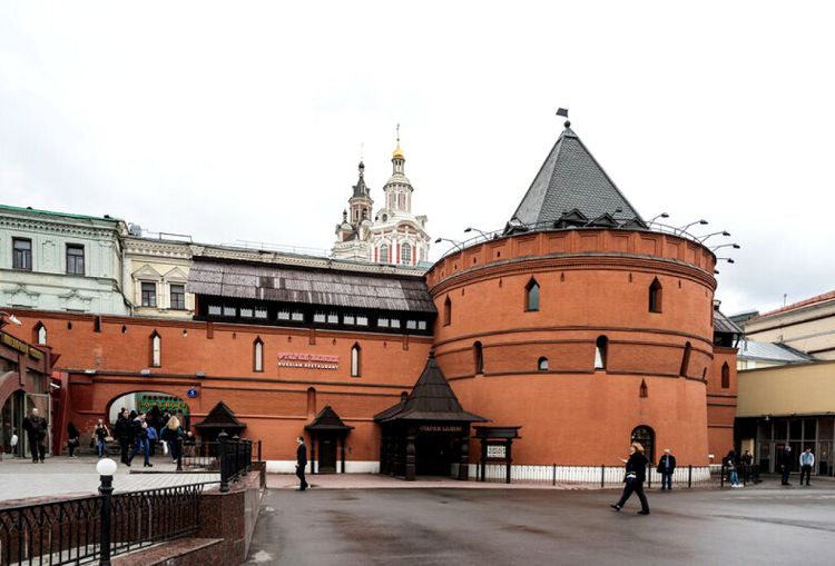 Часть сохранившейся Китайгородской стены можно увидеть со стороны Площади революции