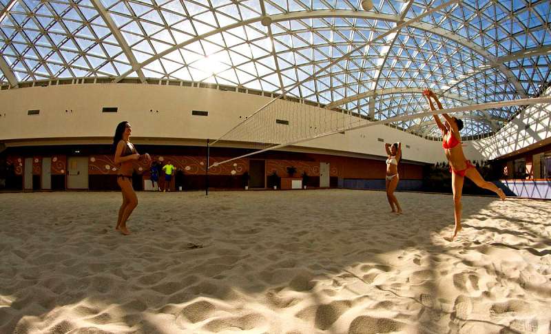 Поиграть зимой в волейбол на настоящем песке - прекрасный отдых