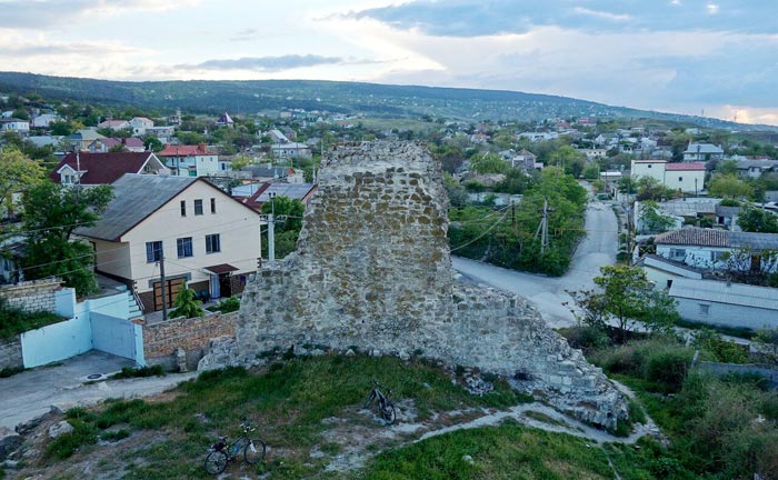 Вид на Феодосию со стороны остатков башни Св.Фомы