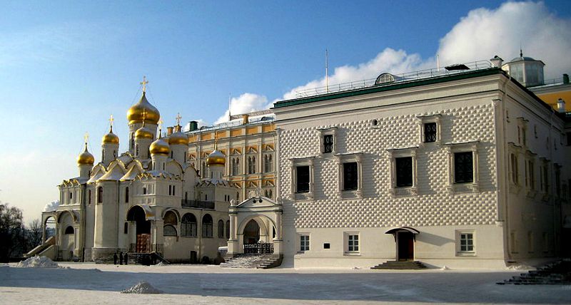 Ограненная сторона палаты - одно из украшений Соборной площади