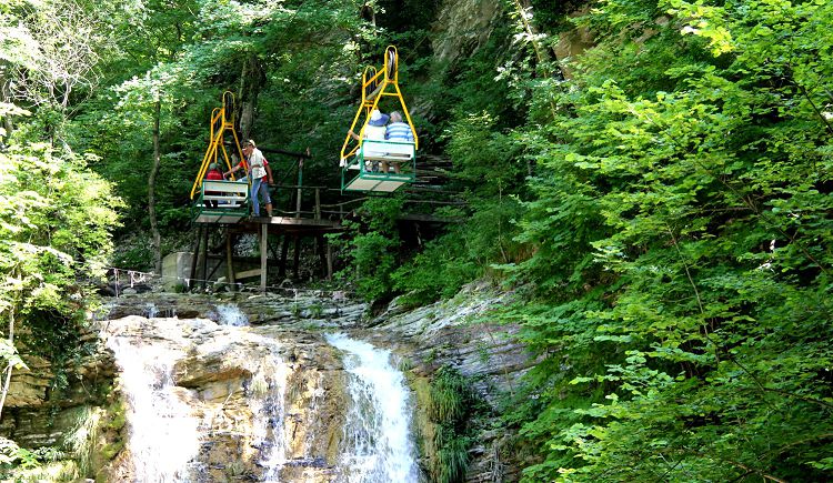 Подъем ко второму водопаду осуществляется по канатной дороге