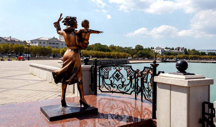 С 2010 года эта мужественная Морячка встречает и провожает всех моряков