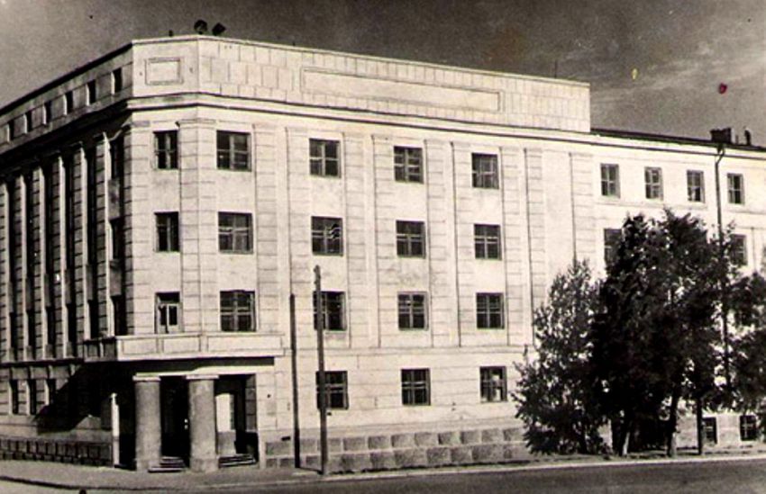 В 30-е годы увеличенное в размерах здание КГУ было оформлено помпезным входом