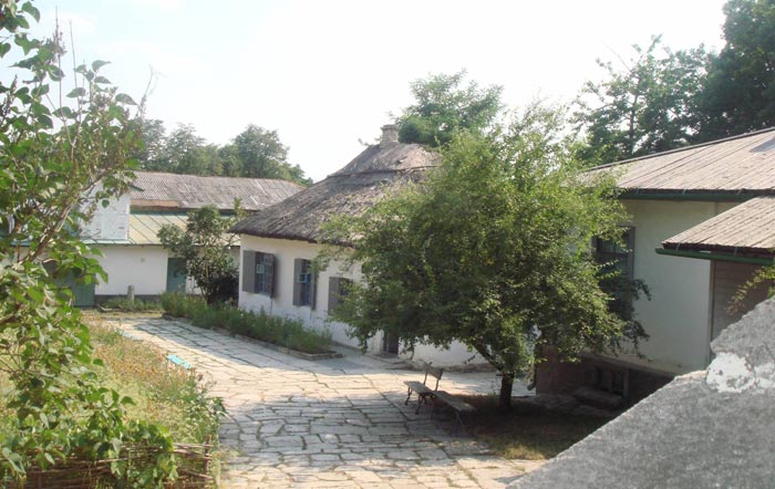 Вид со двора на домик Лермонтова