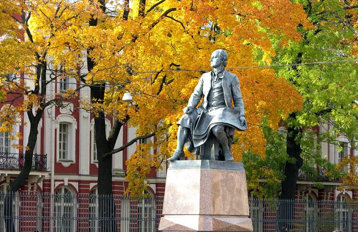 Памятник М.Ломоносову находится у Здания Двенадцати коллегий