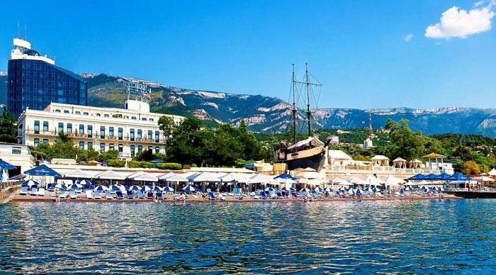 Курортный поселок Ореанда закрыт с севера горными скалами