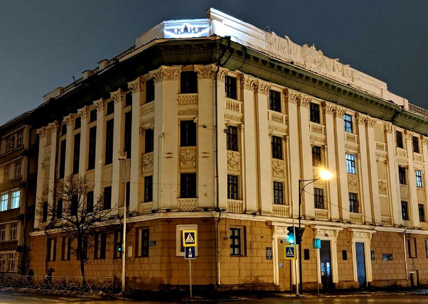 Комплекс здания КАИ оформляет площадь по улице Театральной
