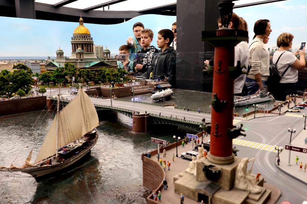 Уголки Питера и Москвы, Казани и других городов - все это можно увидеть в "Царь-макете"