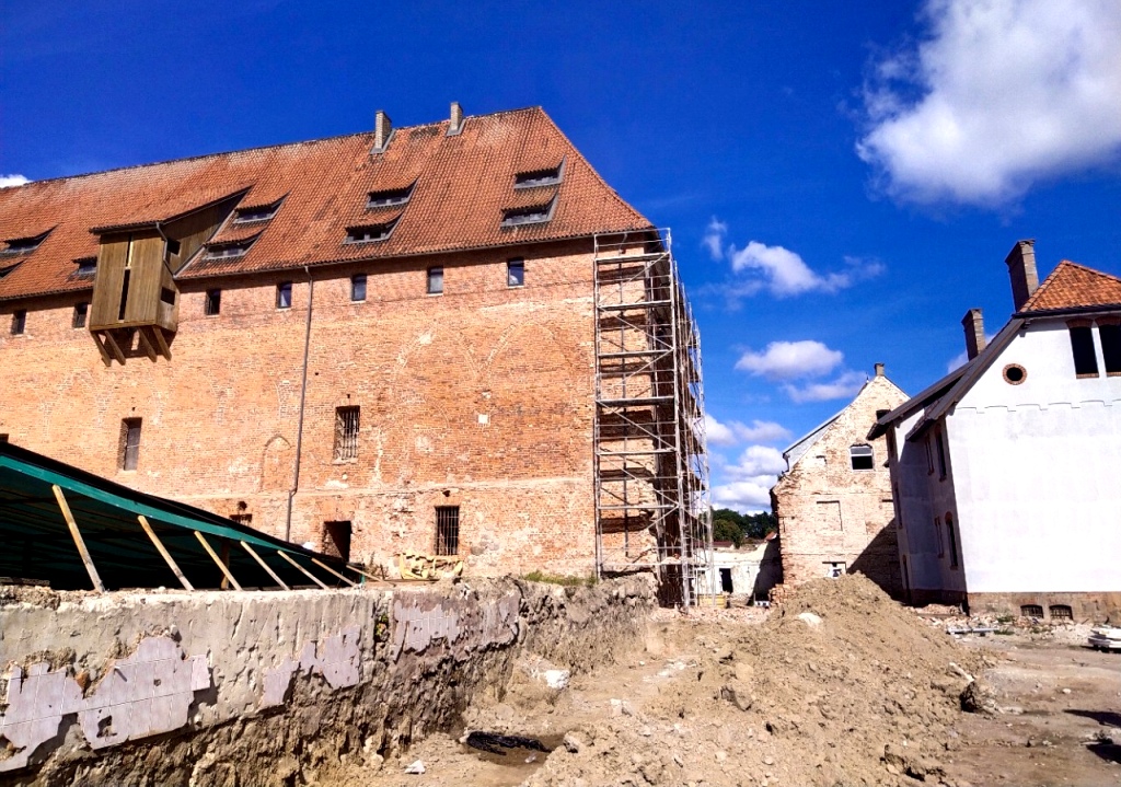 Замок Тапиау постепенно превращается из тюрьмы в интереснейший музей