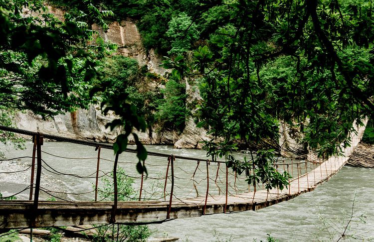 Передвижение по мосту через Мзымту - это волнительный местный аттракцион
