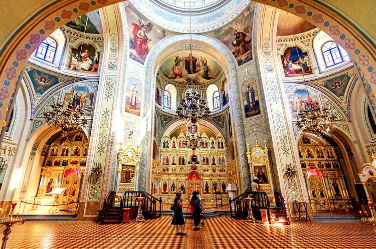 Восстановленный Скорбященский собор сегодня вновь проводит службы